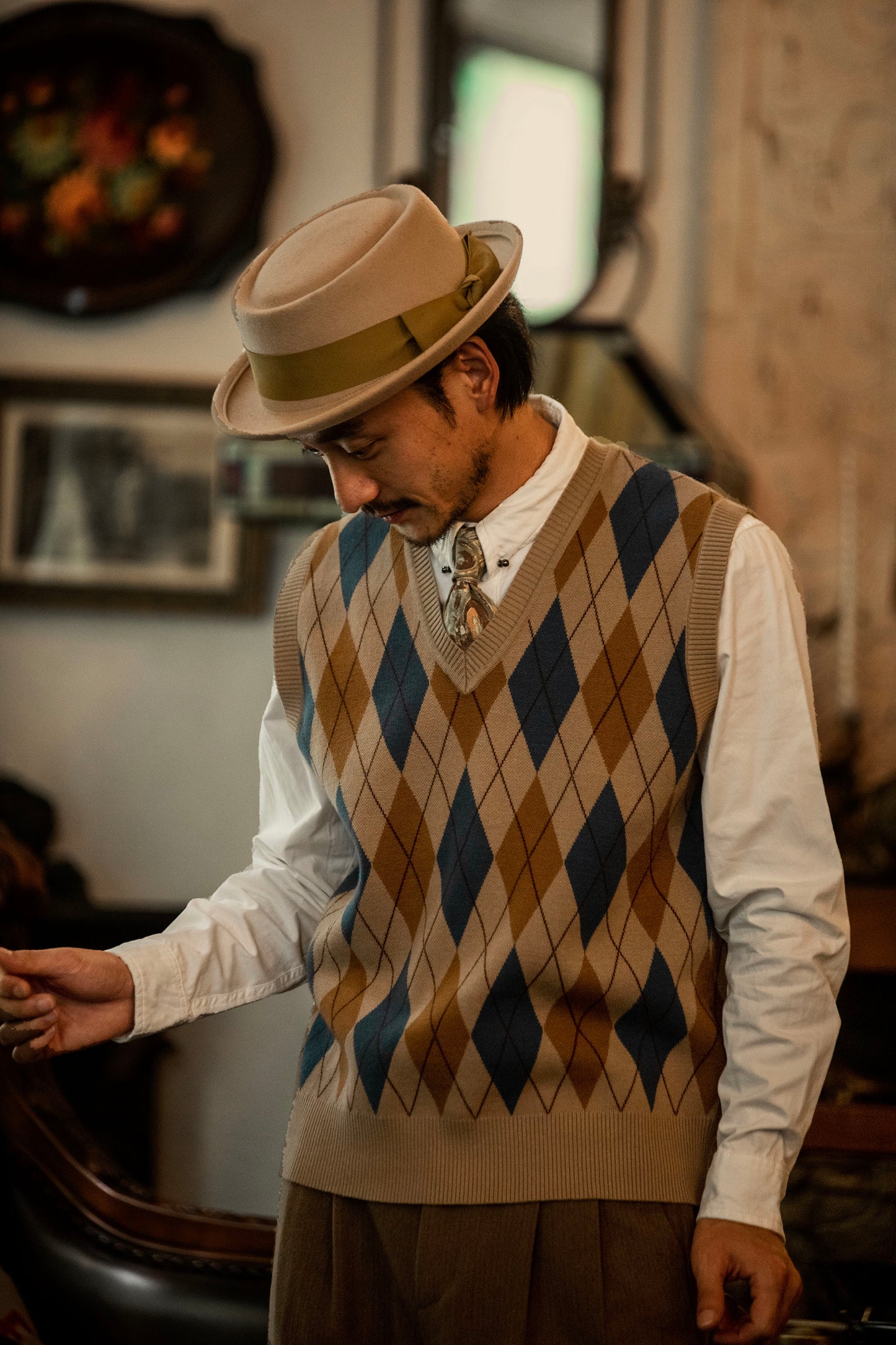 British retro style V-neck sweater vest for men Vintage style business casual sweetheart neck knitted waistcoat