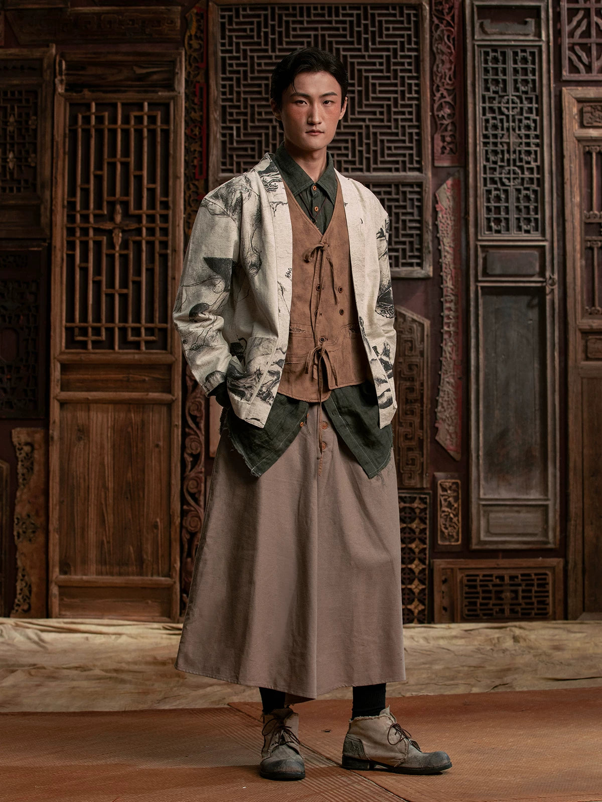 SOARIN WORLD Gai Yu Xia Heritage Collection Relaxed Fit Cotton Ouyang Hanze Ink Art Short Chinese Robe DCZ242TJ57K