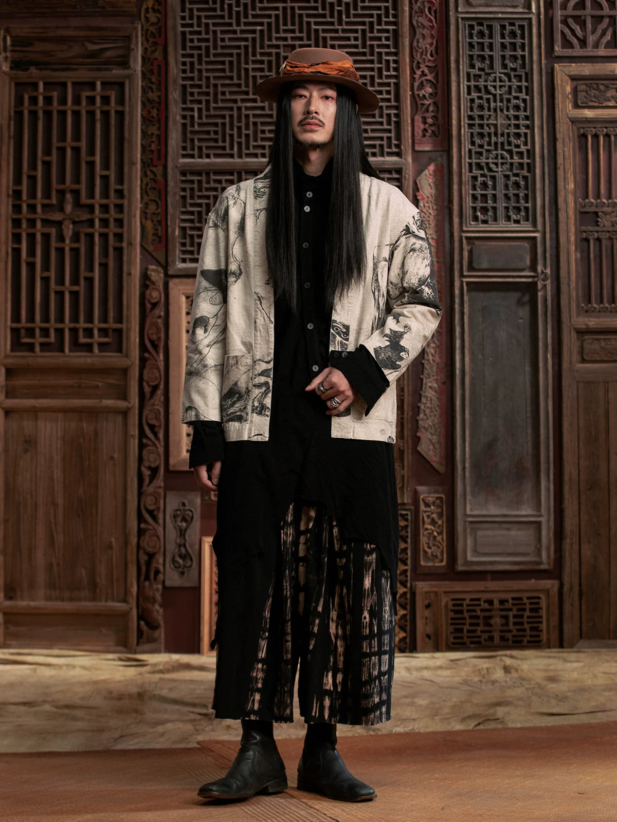 SOARIN WORLD Gai Yu Xia Heritage Collection Relaxed Fit Cotton Ouyang Hanze Ink Art Short Chinese Robe DCZ242TJ57K