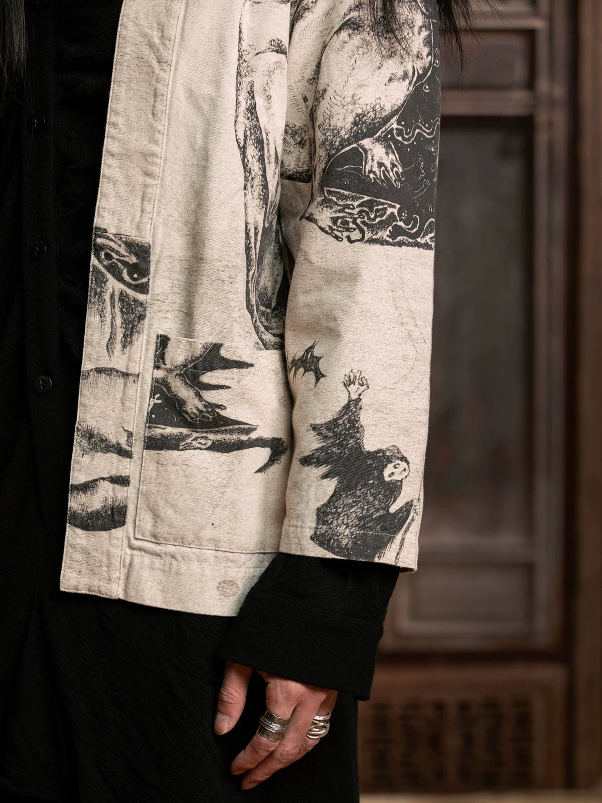 SOARIN WORLD Gai Yu Xia Heritage Collection Relaxed Fit Cotton Ouyang Hanze Ink Art Short Chinese Robe DCZ242TJ57K